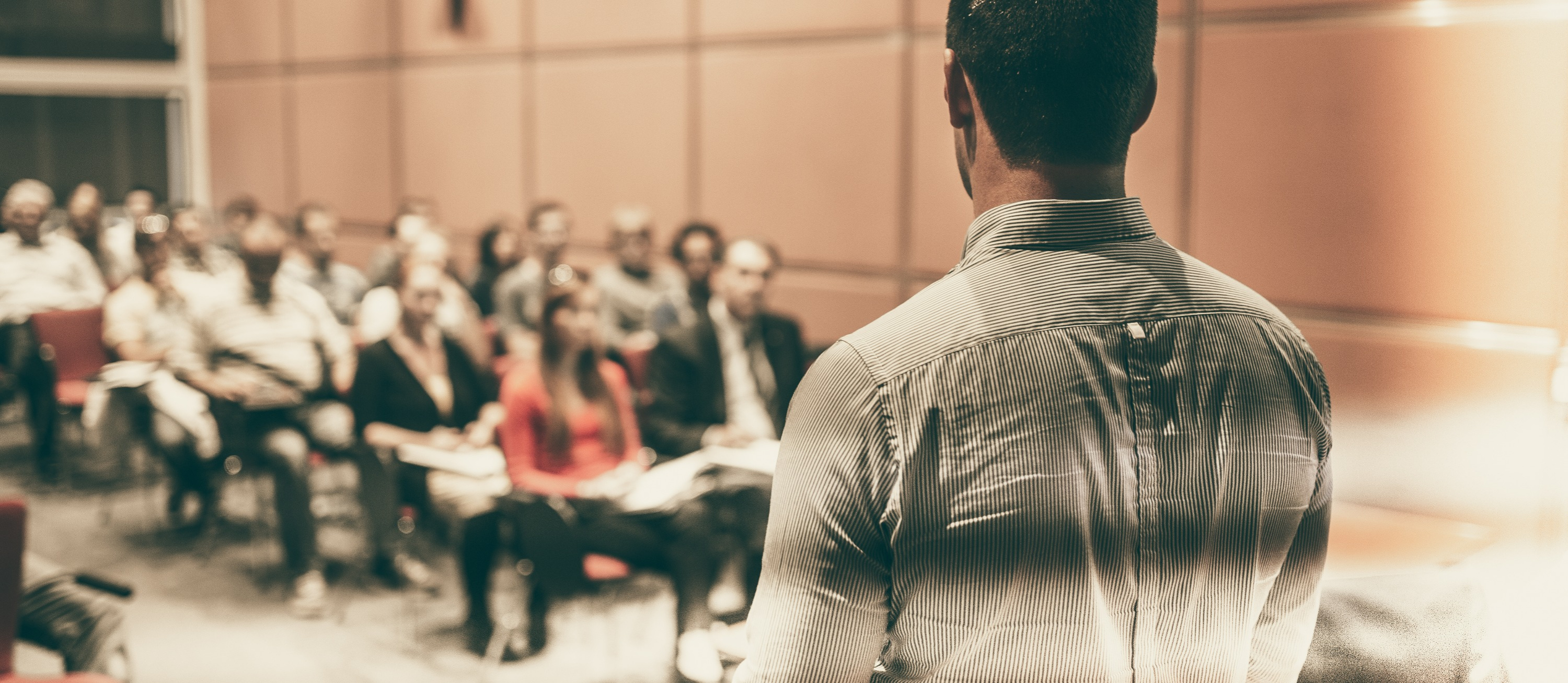 Mand holder oplæg ved konference