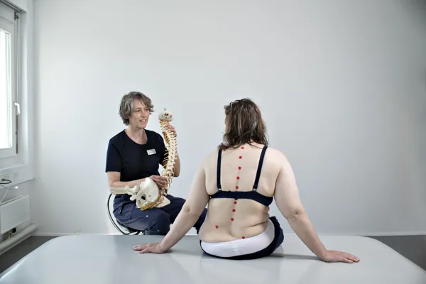 En medarbejder forklarer om rygmarvsskade