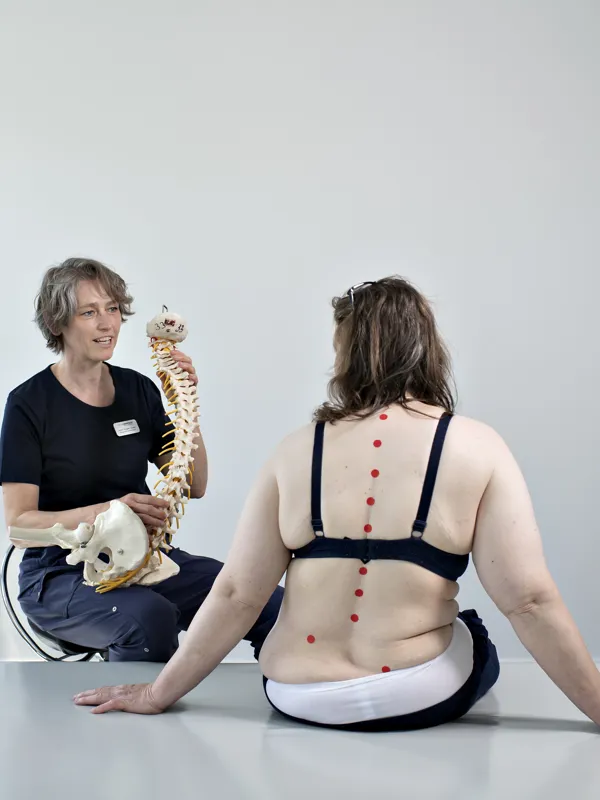 En medarbejder forklarer om rygmarvsskade