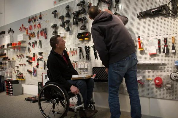 Her ses en person med et handicap i arbejde.