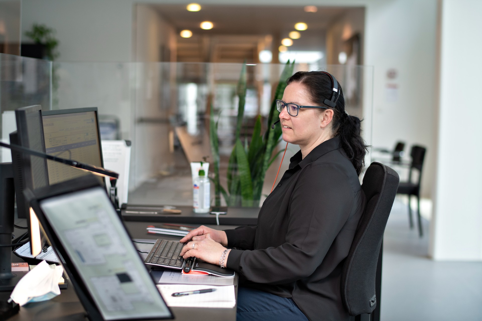 Tina Blum sidder klar i receptionen