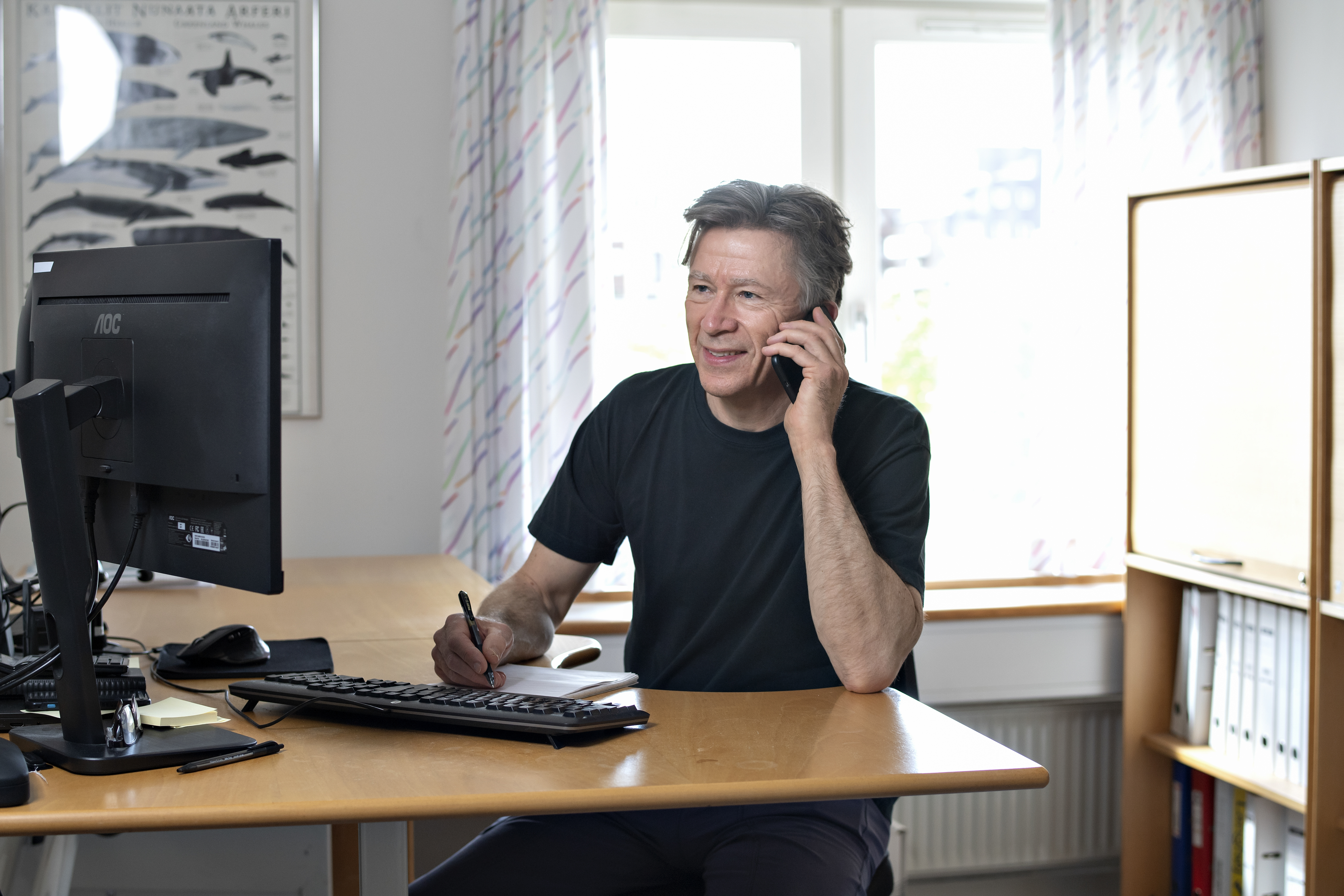 En medarbejder giver telefonisk rådgivning